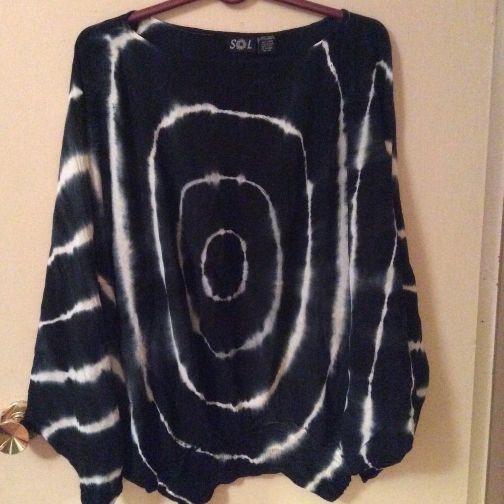 Loose, flowy stylish top by Sol.